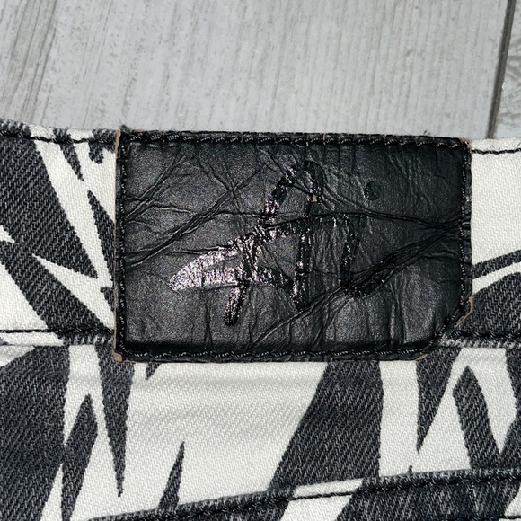 AI authentic icon black and white geometric funky retro pattern jean shorts 25 - Picture 8 of 10